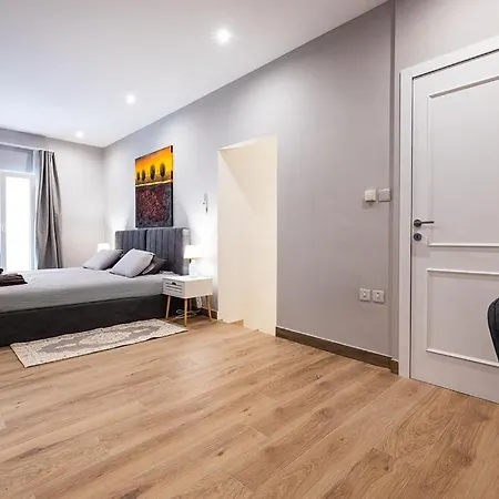 V86 - Charming 1br Duplex By The Sea In סנגלאה