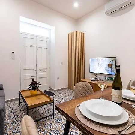 V86 - Charming 1br Duplex By The Sea In דירה סנגלאה