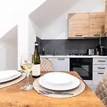 V86 - Charming 1br Duplex By The Sea In Apartamento