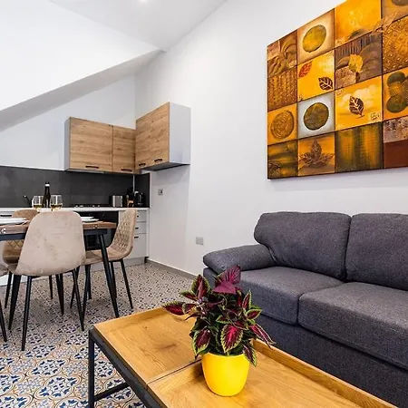 V86 - Charming 1br Duplex By The Sea In